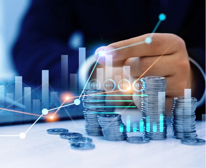 Hombre con monedas en la mesa