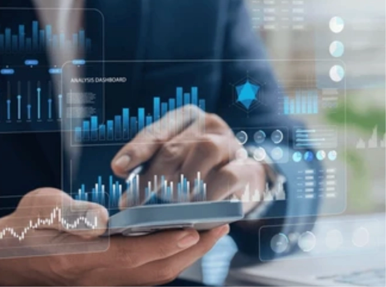 Hombre utilizando el Celular